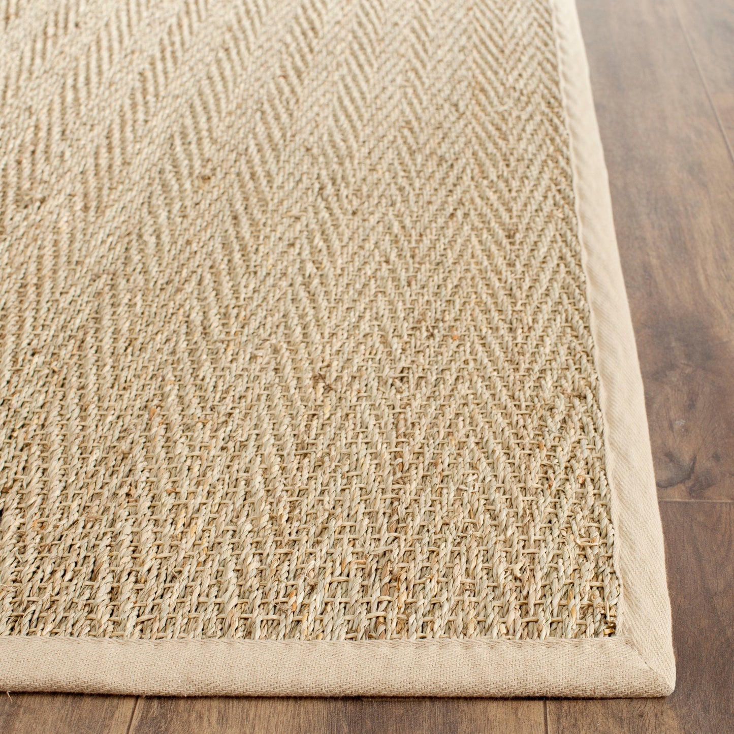 Tapis Trilby en fibres naturelles SAFAVIEH à chevrons en jonc de mer