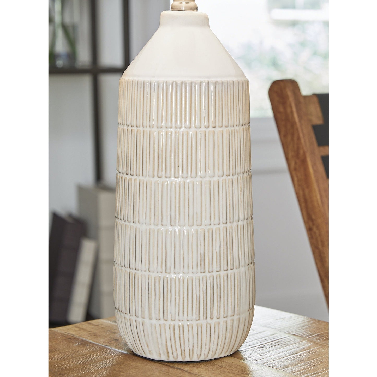 Lampe de table blanc cassé Signature Design by Ashley Willport (lot de 2) - 14 cm (L) x 14 cm (P) x 27 cm (H)