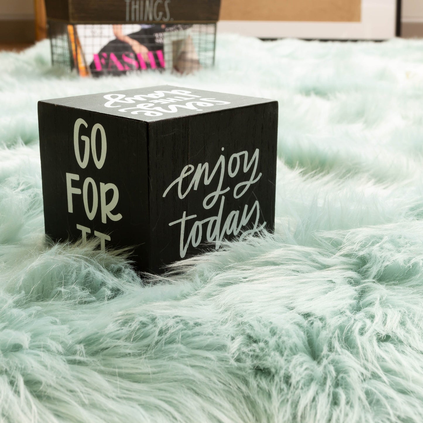 Tapis en fausse fourrure de mouton Silver Orchid Parrott