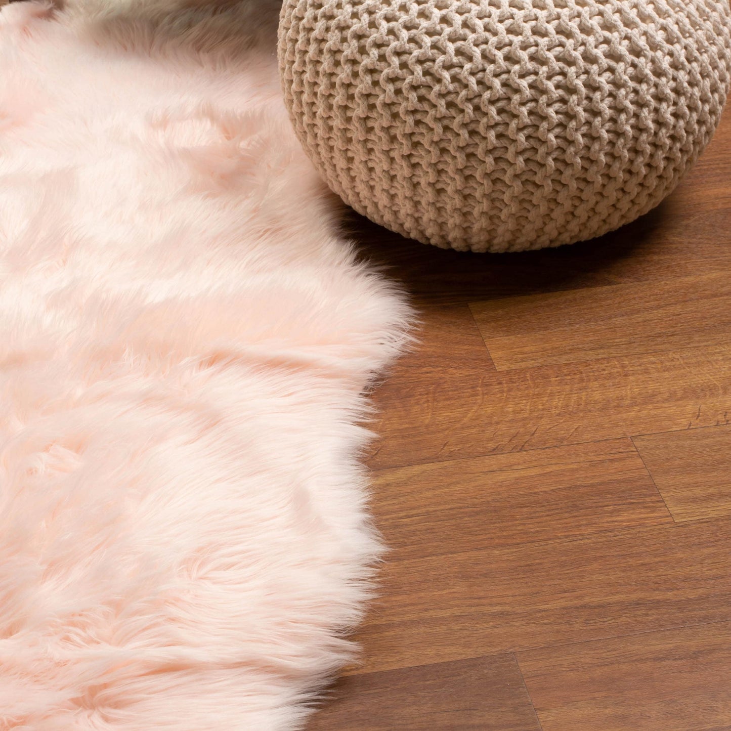 Tapis en fausse fourrure de mouton Silver Orchid Parrott