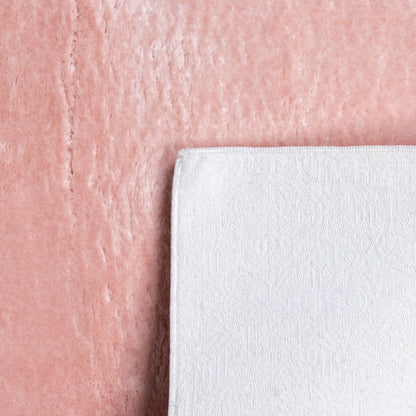 Tapis doux et lavable avec envers antidérapant, disponible en couleurs unies.