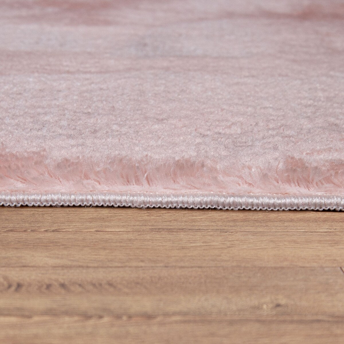 Tapis doux et lavable avec envers antidérapant, disponible en couleurs unies.