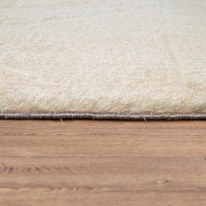 Tapis doux et lavable avec envers antidérapant, disponible en couleurs unies.