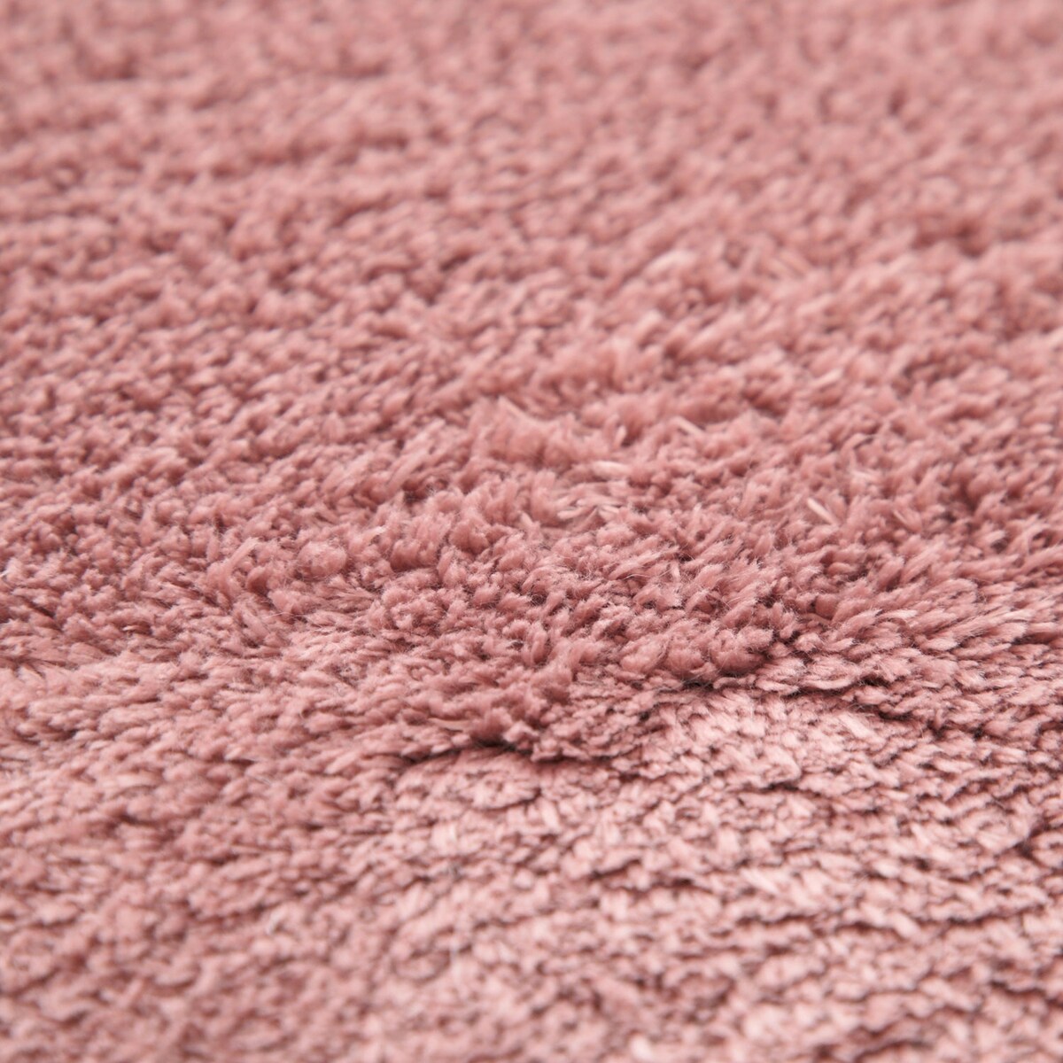 Tapis doux et lavable avec envers antidérapant, disponible en couleurs unies.