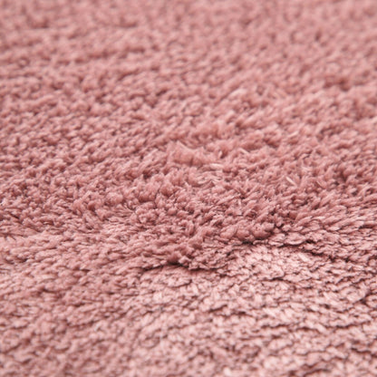 Tapis doux et lavable avec envers antidérapant, disponible en couleurs unies.