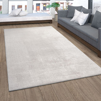 Tapis doux et lavable avec envers antidérapant, disponible en couleurs unies.