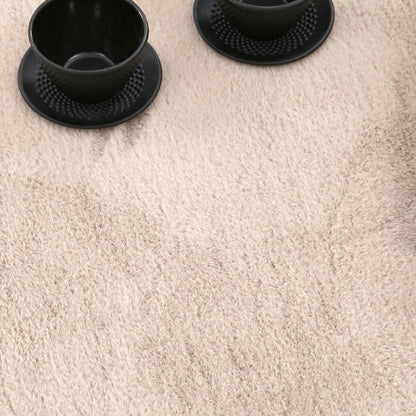 Tapis doux et lavable avec envers antidérapant, disponible en couleurs unies.