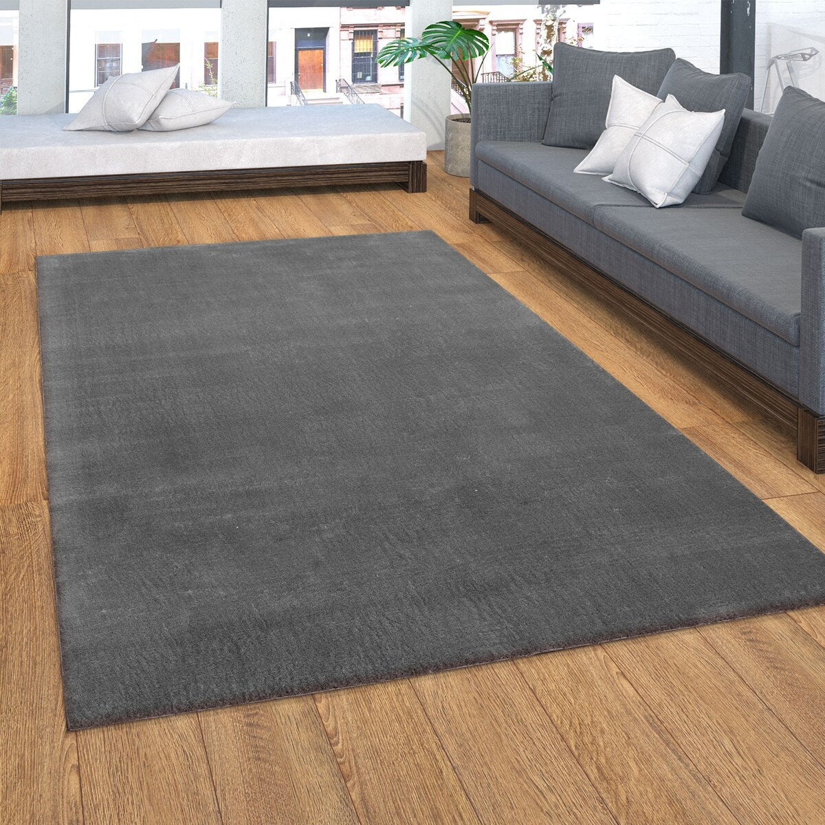 Tapis doux et lavable avec envers antidérapant, disponible en couleurs unies.