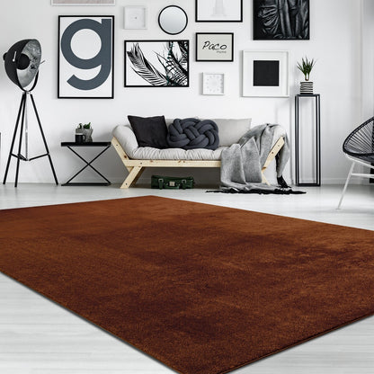 Tapis doux et lavable avec envers antidérapant, disponible en couleurs unies.
