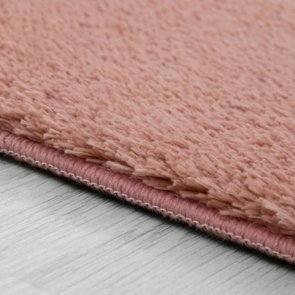Tapis doux et lavable avec envers antidérapant, disponible en couleurs unies.
