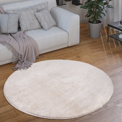 Tapis doux et lavable avec envers antidérapant, disponible en couleurs unies.