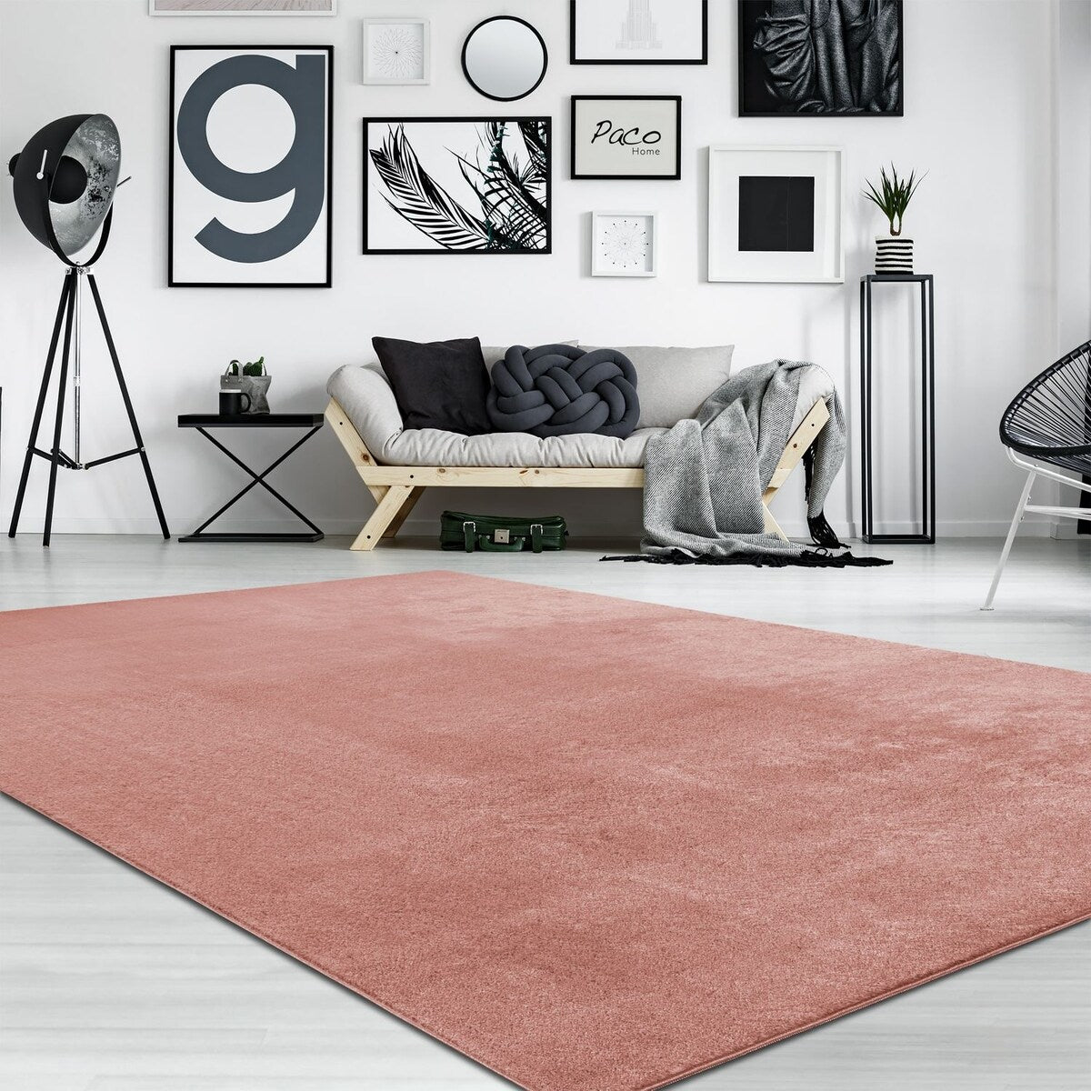 Tapis doux et lavable avec envers antidérapant, disponible en couleurs unies.