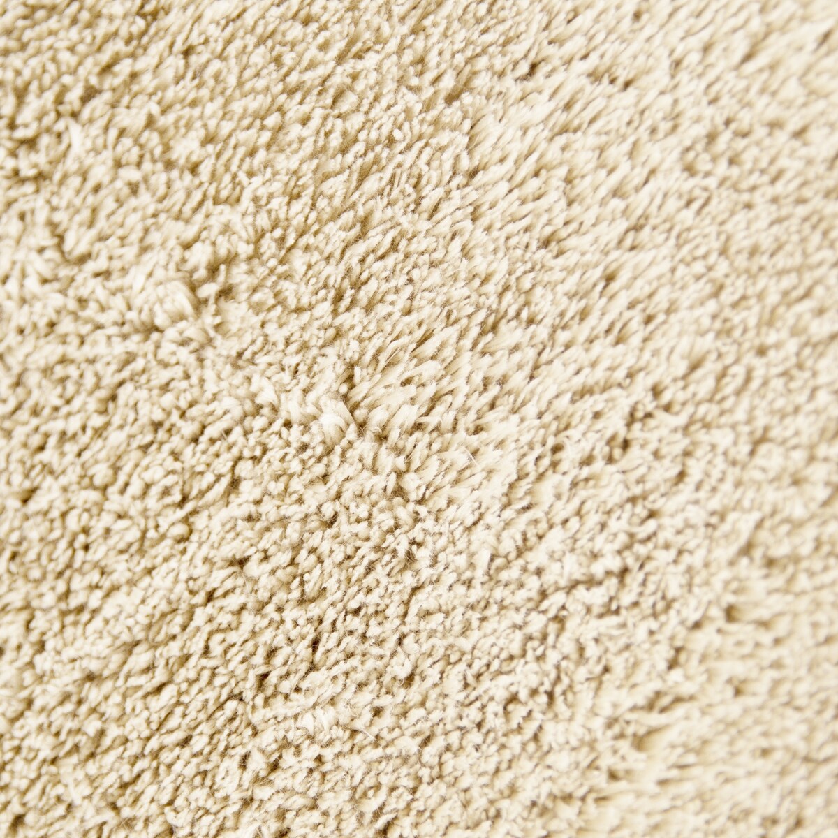 Tapis doux et lavable avec envers antidérapant, disponible en couleurs unies.