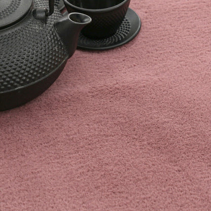 Tapis doux et lavable avec envers antidérapant, disponible en couleurs unies.
