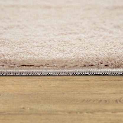 Tapis doux et lavable avec envers antidérapant, disponible en couleurs unies.