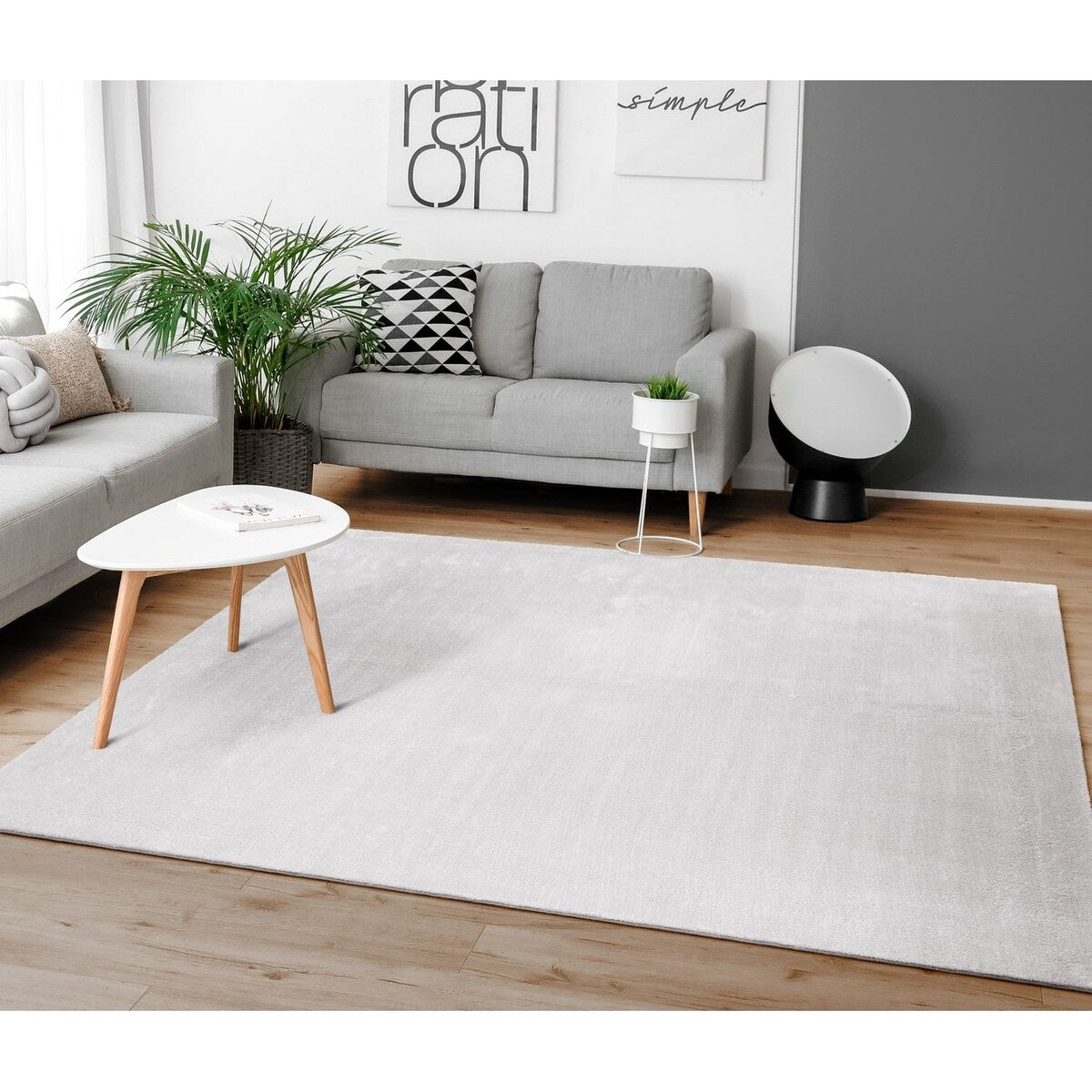 Tapis doux et lavable avec envers antidérapant, disponible en couleurs unies.