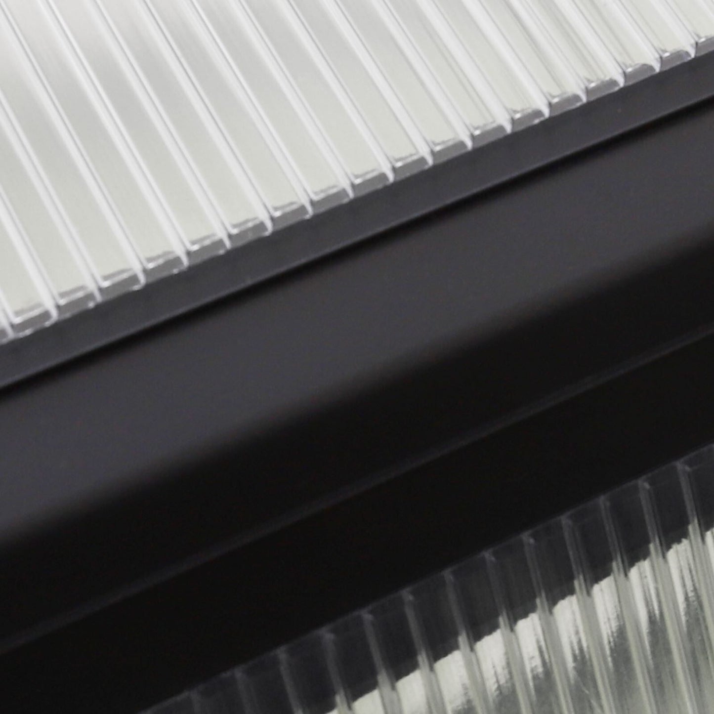 Serre de jardin VEIKOUS en aluminium, gris, avec aération de toit réglable et porte verrouillable.