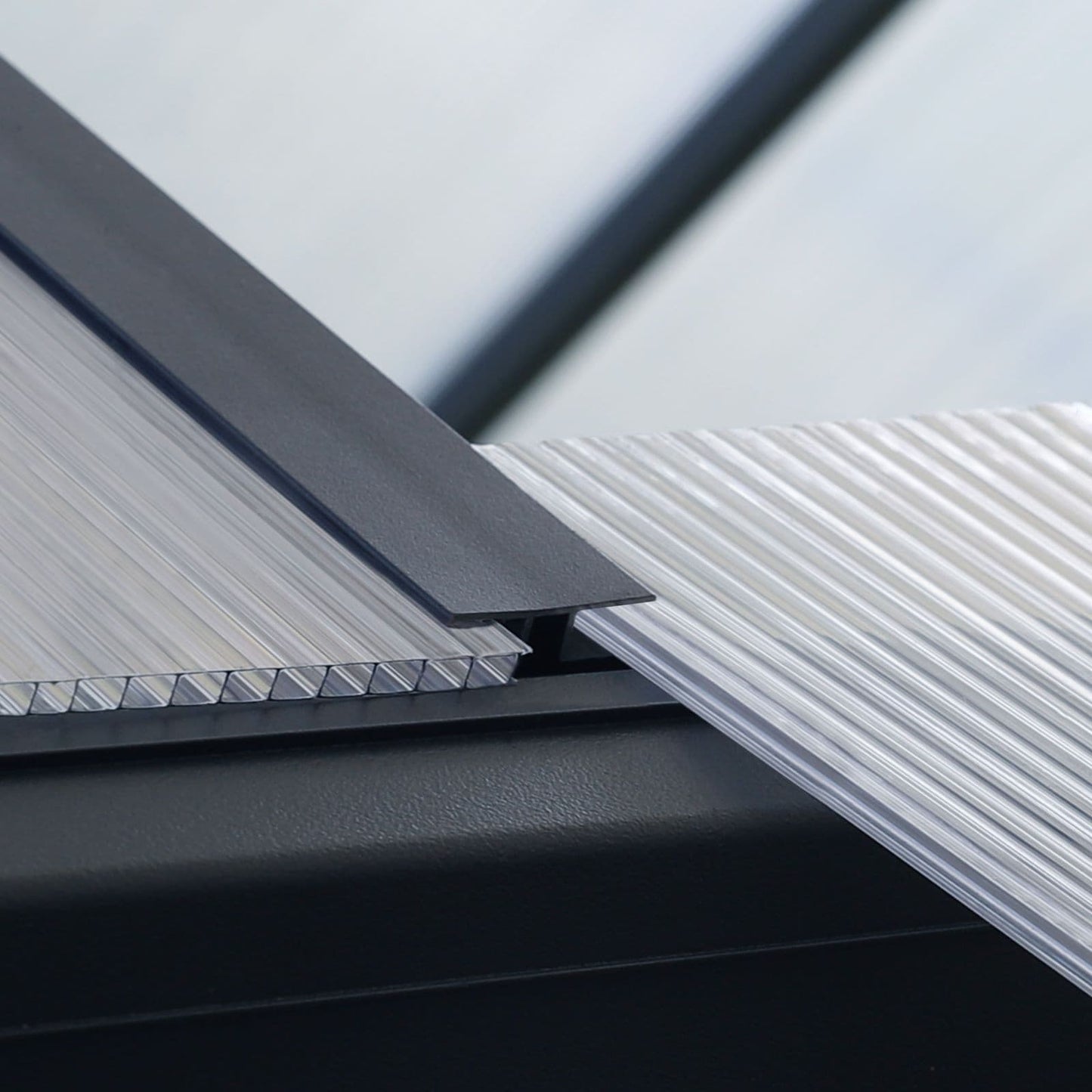 Serre de jardin VEIKOUS en aluminium, gris, avec aération de toit réglable et porte verrouillable.