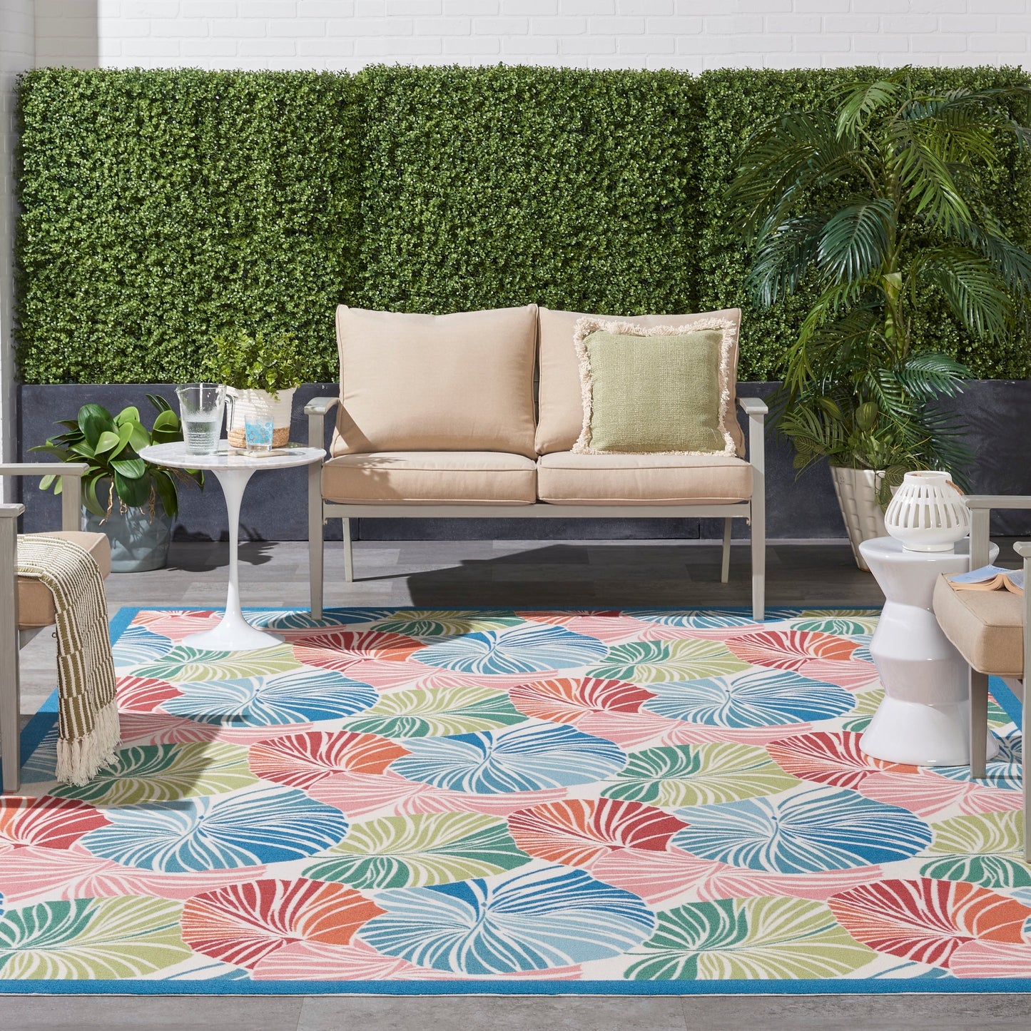 Tapis d'intérieur/extérieur Waverly Sun N' Shade à motif botanique moderne