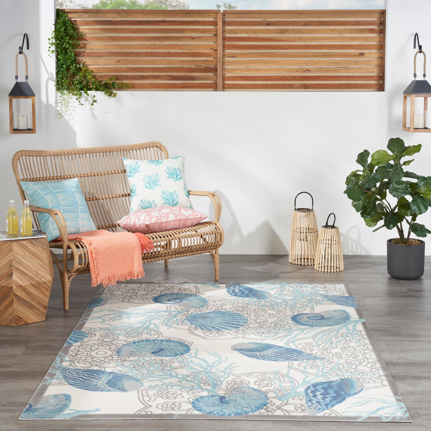 Tapis d'intérieur/extérieur Waverly Sun &amp; Shade Shore Thing Tropical Sea Shell Floral