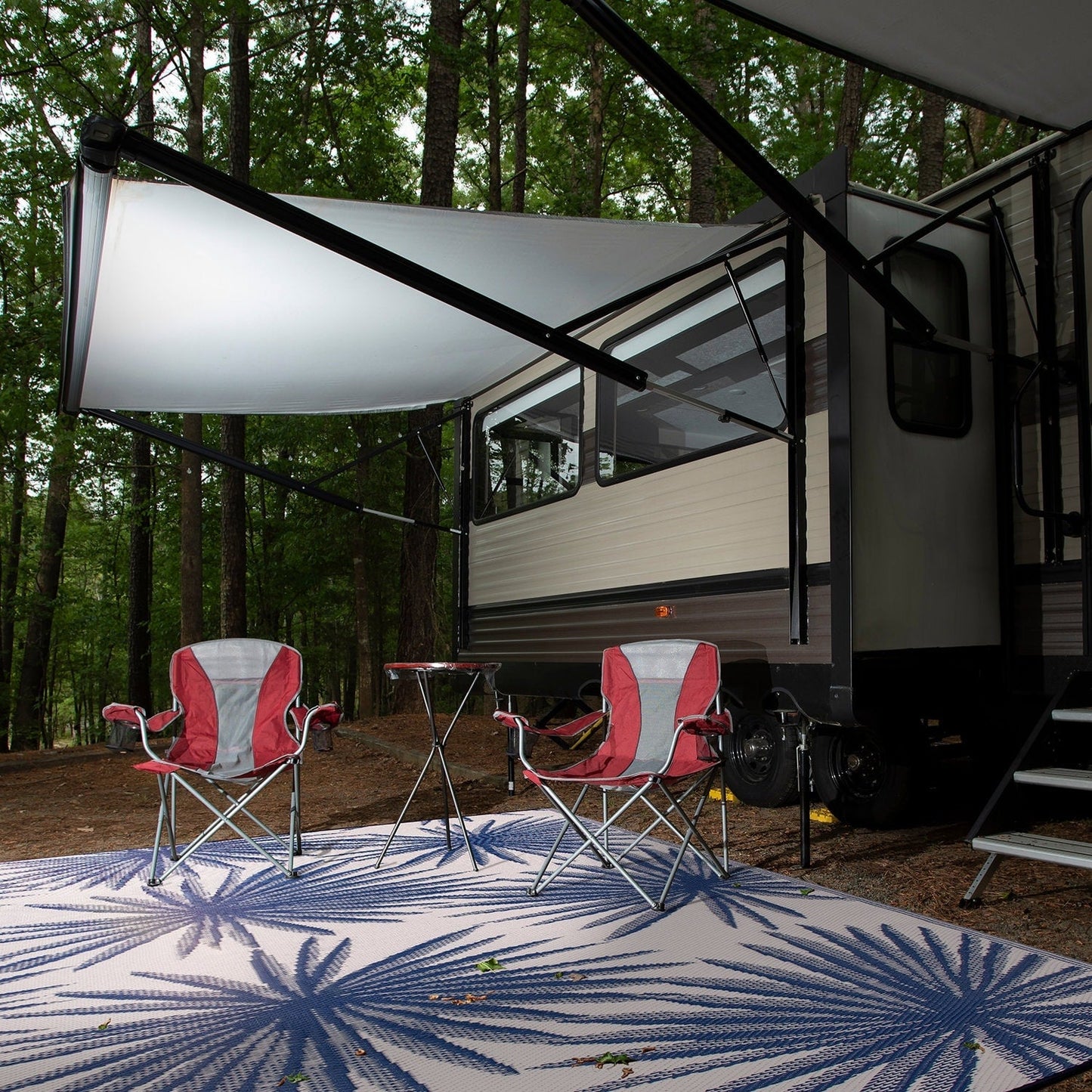 Tapis d'extérieur réversibles en plastique recyclé à motif floral tropical de World Rug Gallery