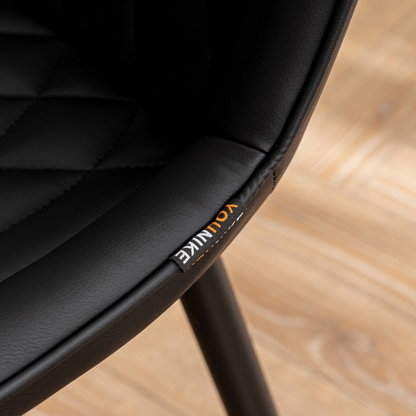 Ensemble de 2 chaises de salle à manger modernes sans accoudoirs, revêtues de cuir.