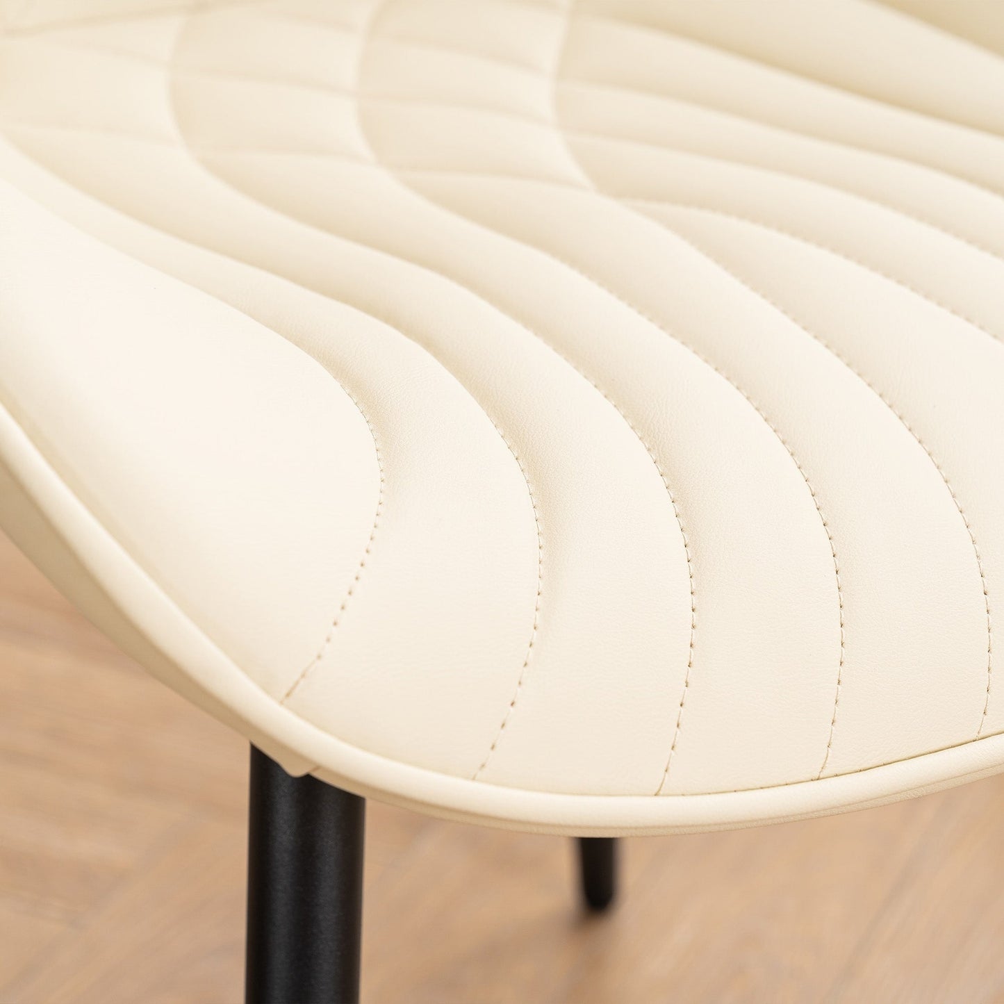 Ensemble de 2 chaises de salle à manger modernes sans accoudoirs, revêtues de cuir.