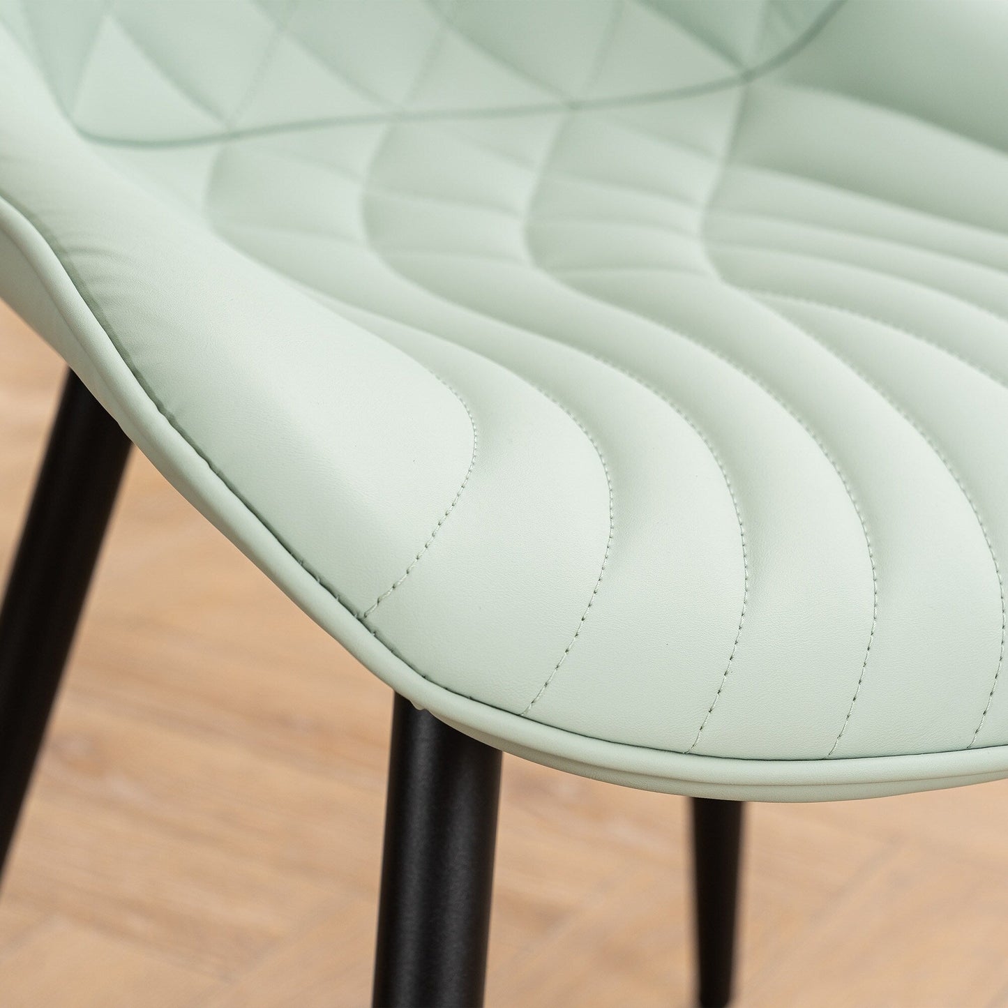 Ensemble de 2 chaises de salle à manger modernes sans accoudoirs, revêtues de cuir.