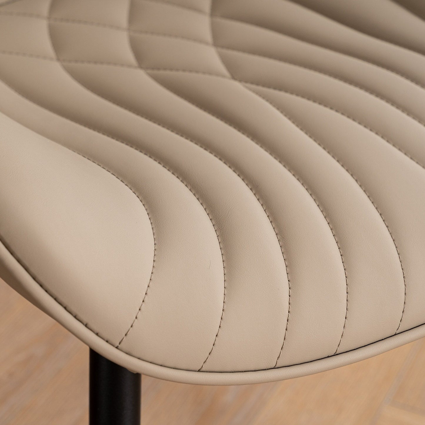 Ensemble de 2 chaises de salle à manger modernes sans accoudoirs, revêtues de cuir.