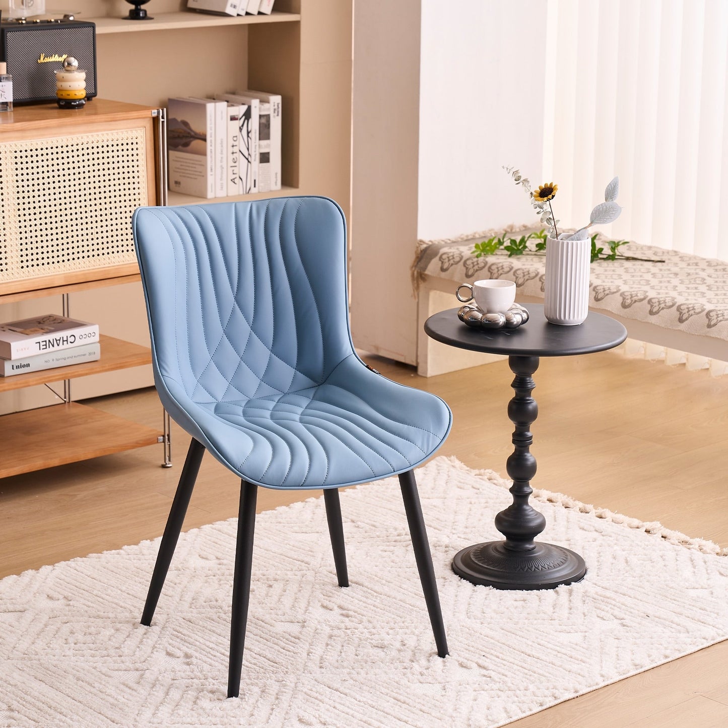 Ensemble de 2 chaises de salle à manger modernes sans accoudoirs, revêtues de cuir.