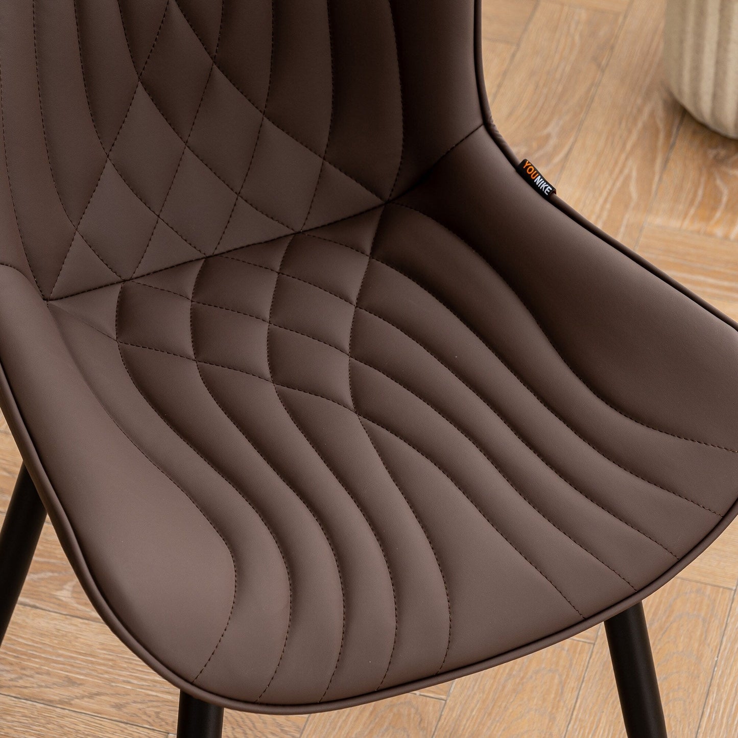 Ensemble de 2 chaises de salle à manger modernes sans accoudoirs, revêtues de cuir.