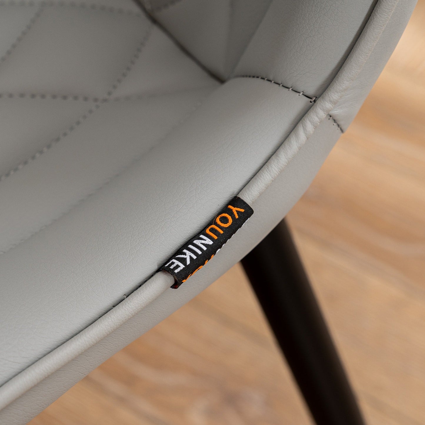 Ensemble de 2 chaises de salle à manger modernes sans accoudoirs, revêtues de cuir.