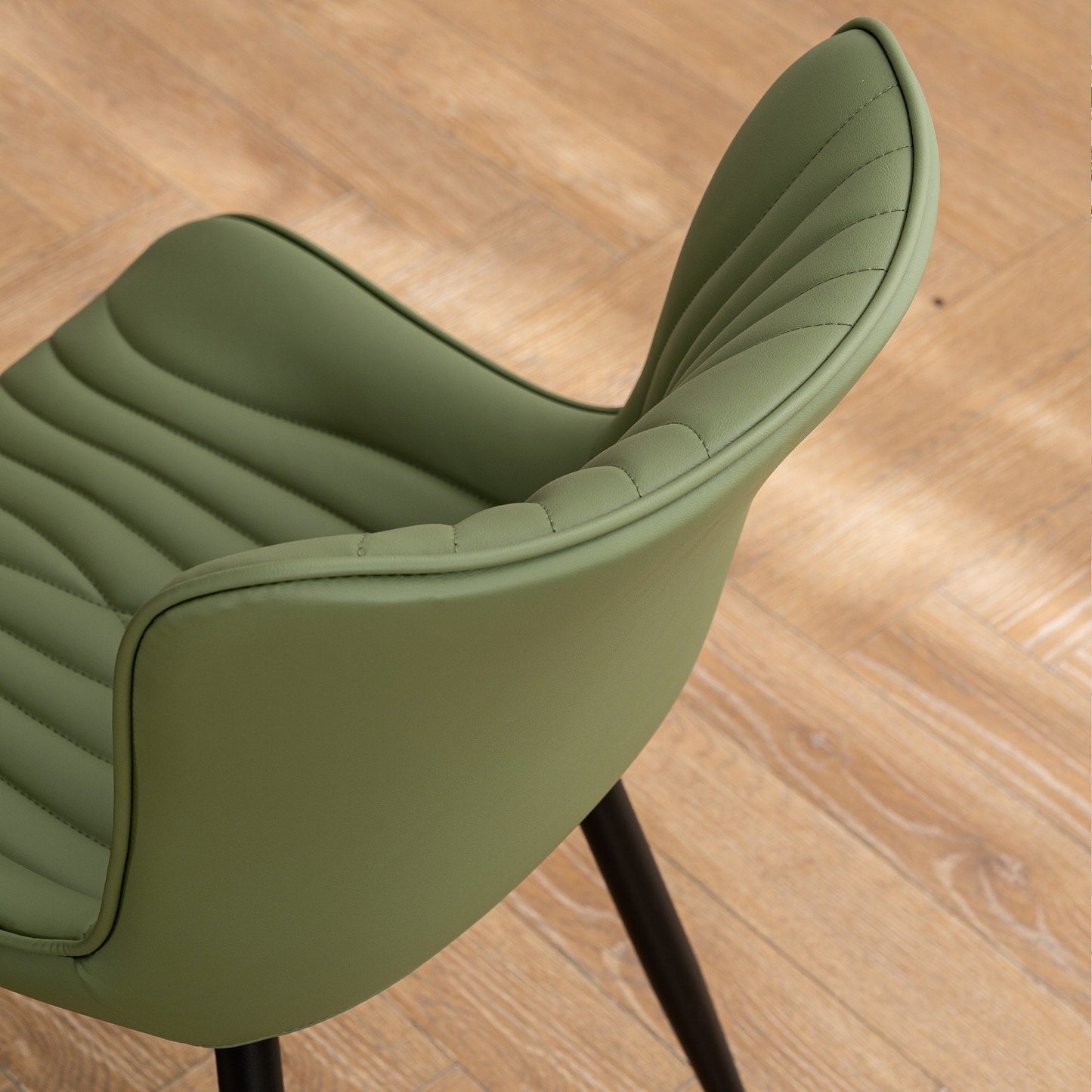 Ensemble de 2 chaises de salle à manger modernes sans accoudoirs, revêtues de cuir.