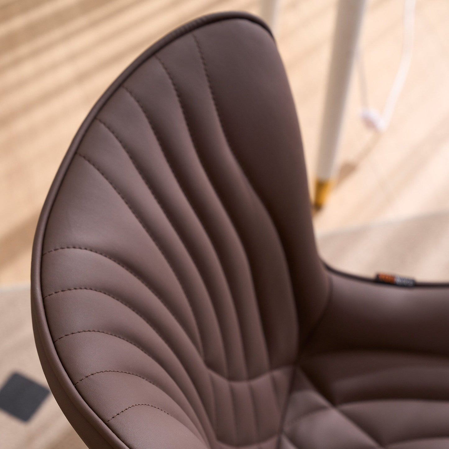 Ensemble de 2 chaises de salle à manger modernes sans accoudoirs, revêtues de cuir.