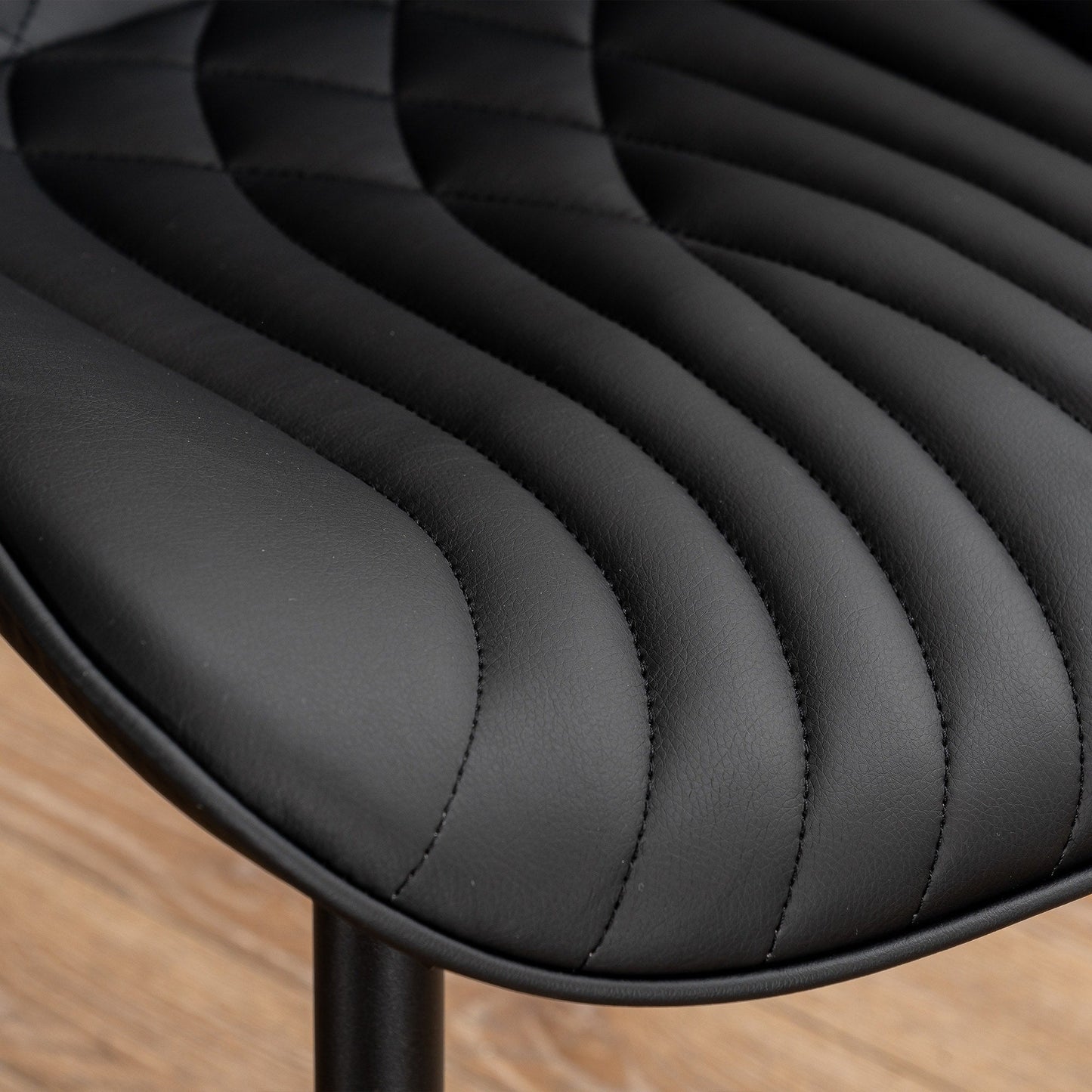 Ensemble de 2 chaises de salle à manger modernes sans accoudoirs, revêtues de cuir.