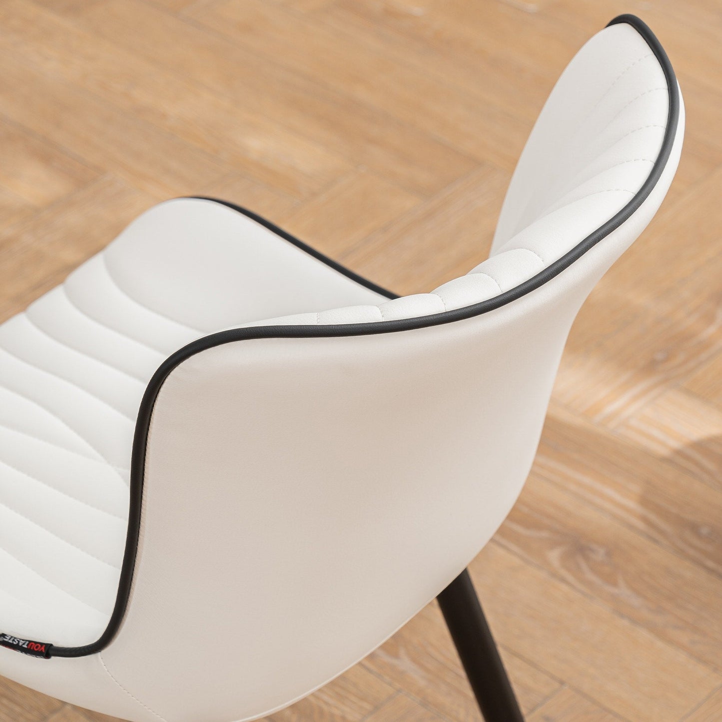 Ensemble de 2 chaises de salle à manger modernes sans accoudoirs, revêtues de cuir.