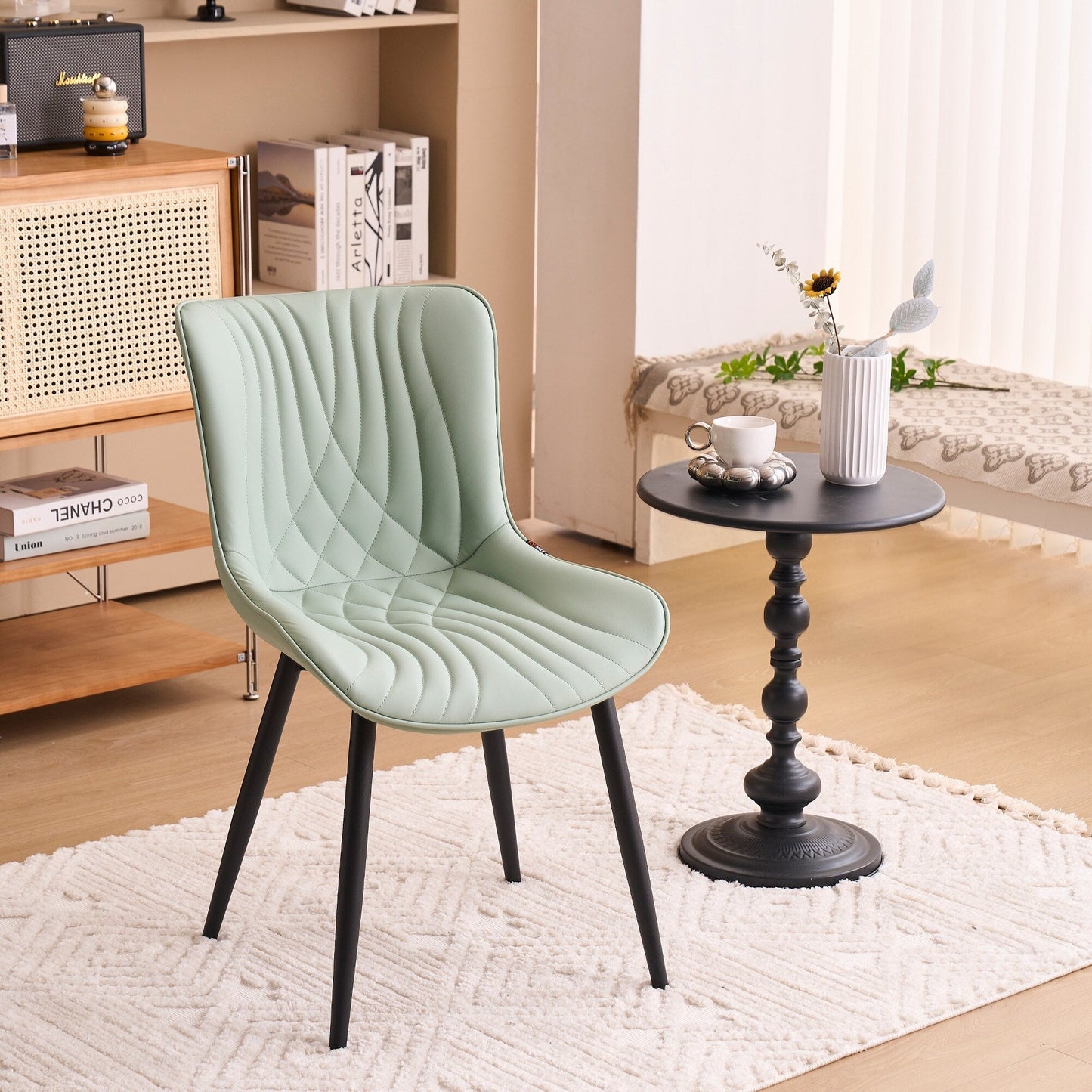 Ensemble de 2 chaises de salle à manger modernes sans accoudoirs, revêtues de cuir.