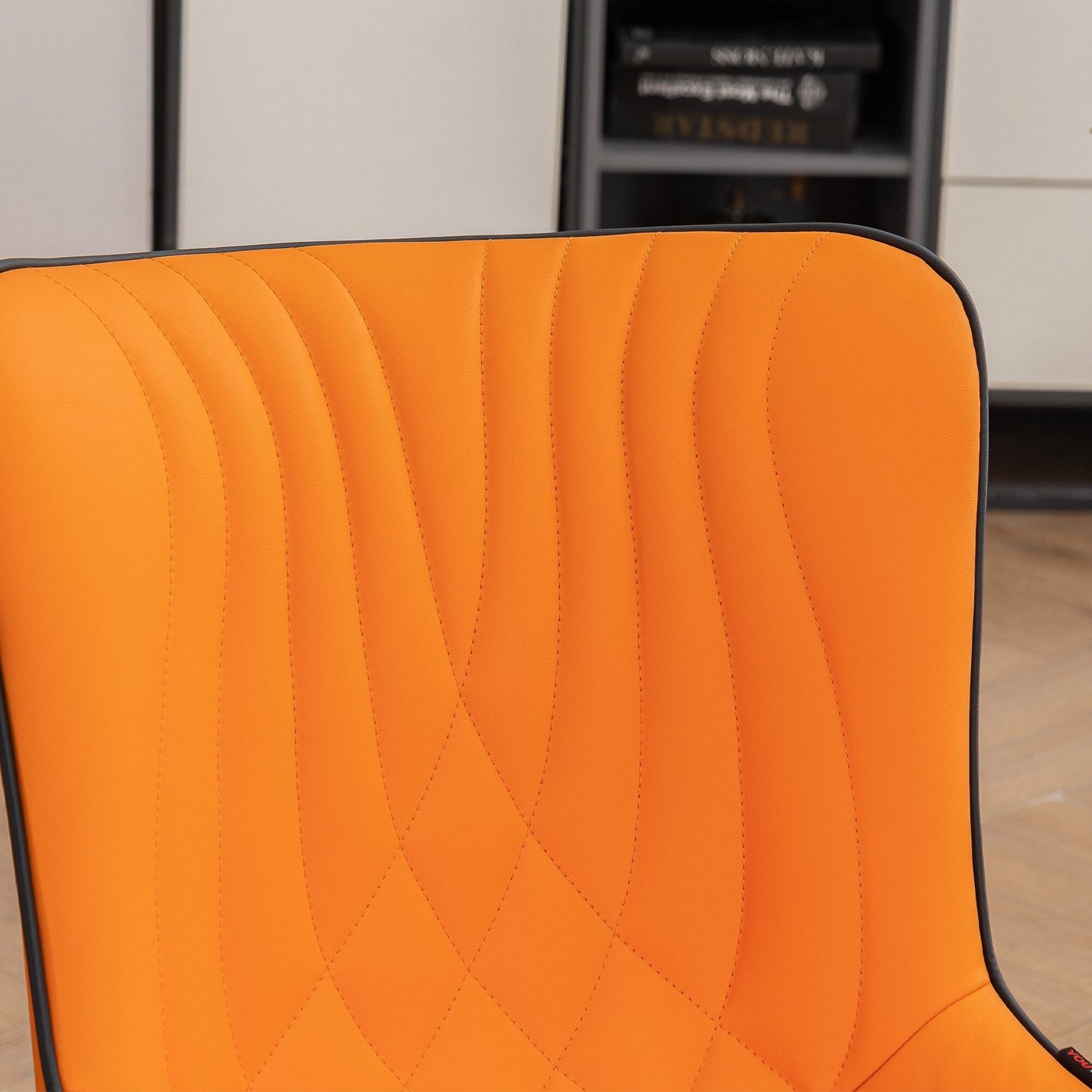 Ensemble de 2 chaises de salle à manger modernes sans accoudoirs, revêtues de cuir.